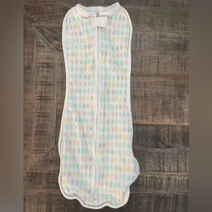 Comfort & Harmony Perfect Peanut Swaddle, Size 0-3 Months, Zipper Closure